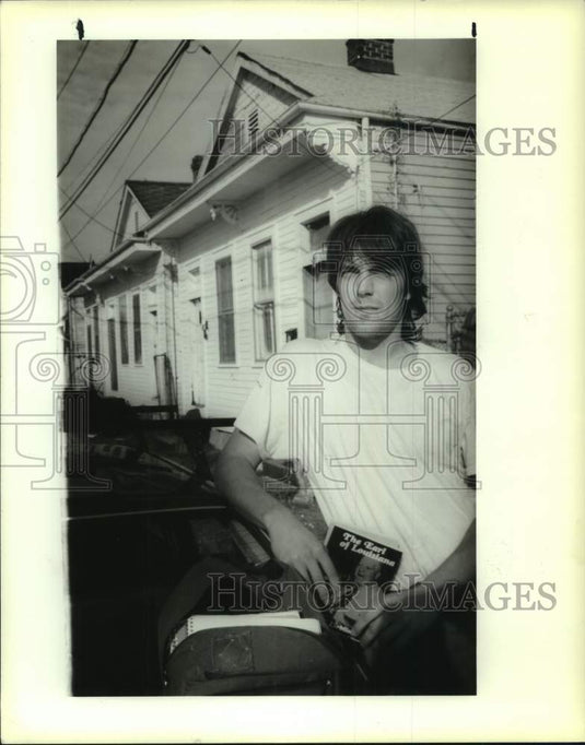 1991 Press Photo John Lawrence holding "The Earl of Louisiana" Book - Historic Images