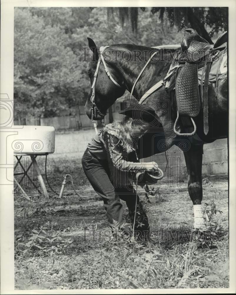 1962 Press Photo Cynthia Krankey cleaning hoof of her mount - nob54904 - Historic Images