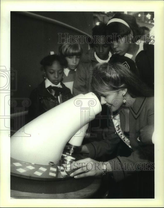 1996 Press Photo Ali Landry looks through a microscope at Children's Museum - Historic Images