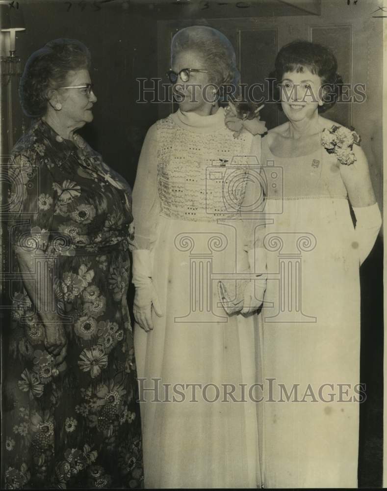 1972 Press Photo La Boutique des Huit Chapeau et Quarante Femmes banquet - Historic Images