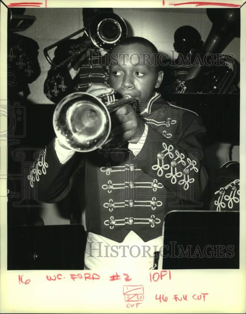 1988 Press Photo Roger Jones performs at &quot;Festa d&#39;Italian&quot; dinner in Avondale - Historic Images