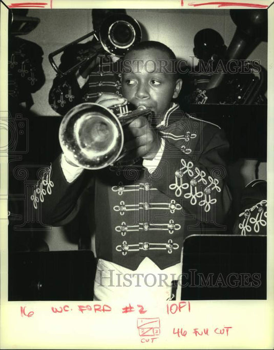 1988 Press Photo Roger Jones performs at "Festa d'Italian" dinner in Avondale - Historic Images