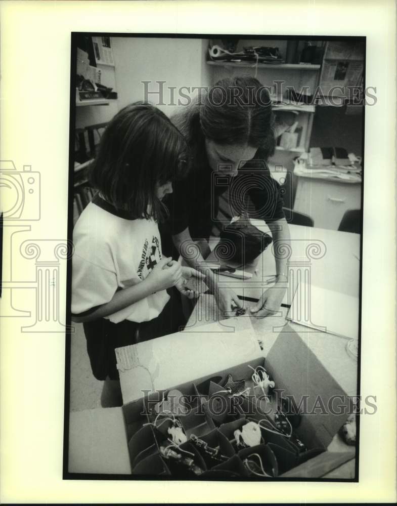 1989 Press Photo Kerin Leche watches as Candy Kirby finishes her ornament - Historic Images