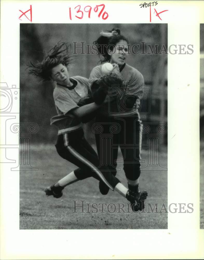 1993 Press Photo Erica Herrera collides with right fielder Annie Biones - Historic Images