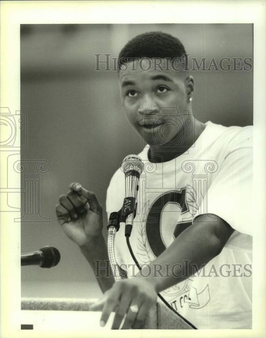 1995 Press Photo Jeremy Ledlow of Gregory Junior High at Brown Awards Ceremony - Historic Images
