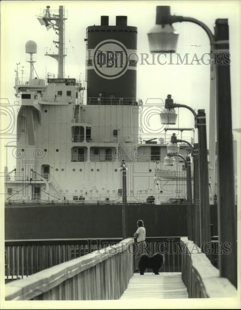 1989 Press Photo A man and his dog watch ship sail by La Salle&#39;s Landing - Historic Images