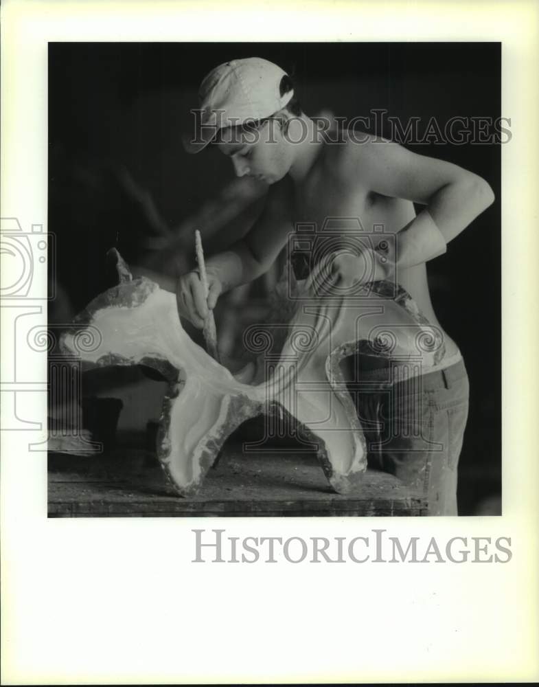 1990 Press Photo Jeff Smith, one of the craftsmen at Blaine Kern - Historic Images