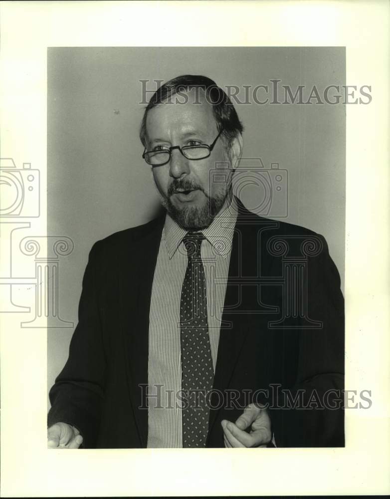 1987 Press Photo Dr. Ronald Lease speaks to Tulane Business school - Historic Images