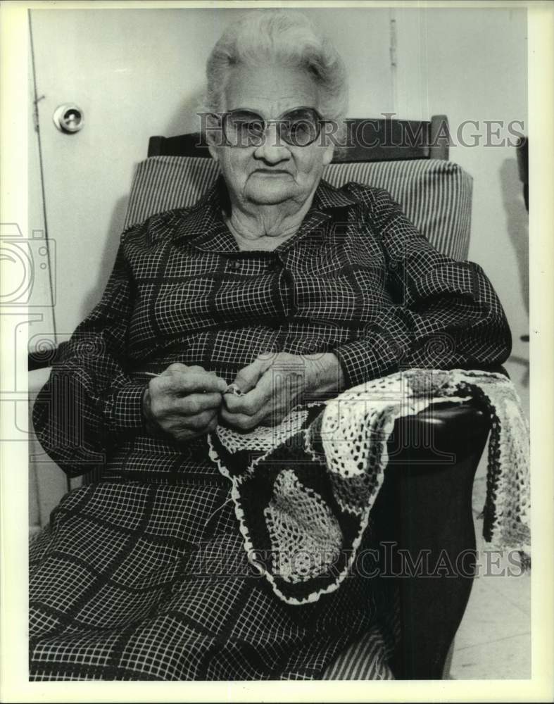 1991 Press Photo Senior Dovie Hicks spends part of her days crocheting - Historic Images