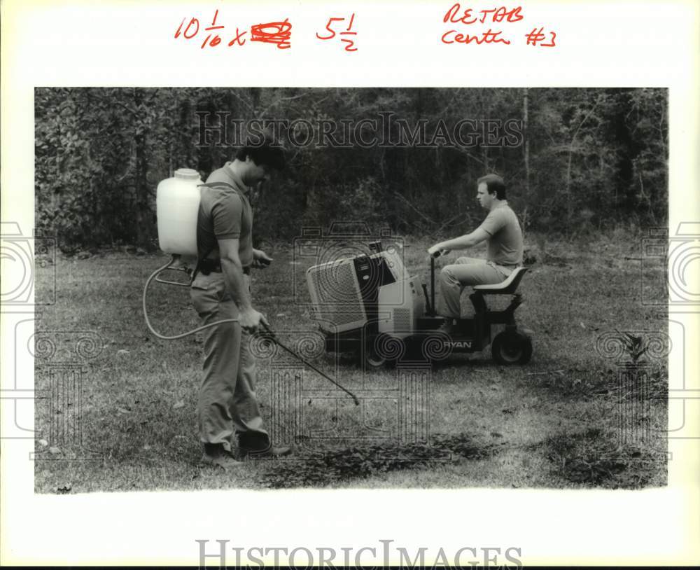 1991 Press Photo J.L. Miller sprays &amp; Jeff Wheeler Aerates, promotes root growth - Historic Images