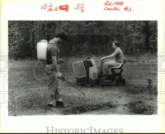 1991 Press Photo J.L. Miller sprays & Jeff Wheeler Aerates, promotes root growth - Historic Images