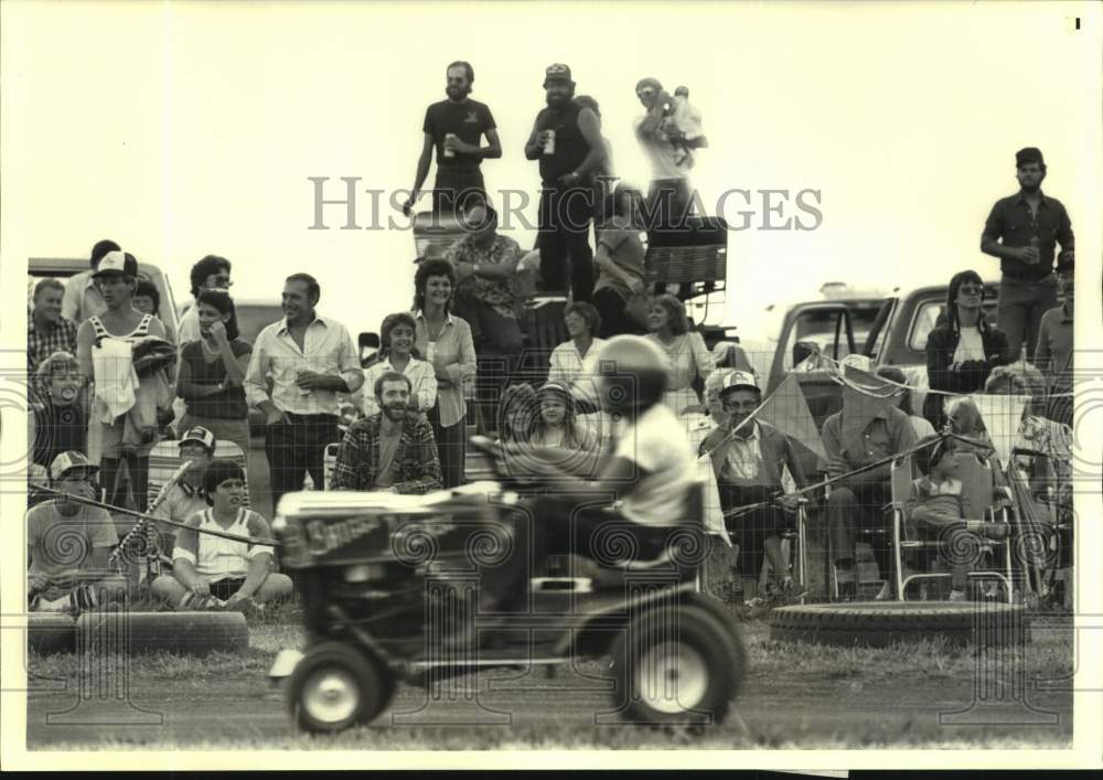 1986 Press Photo Spectators watch lawn mower racers in Pennsylvania - Historic Images