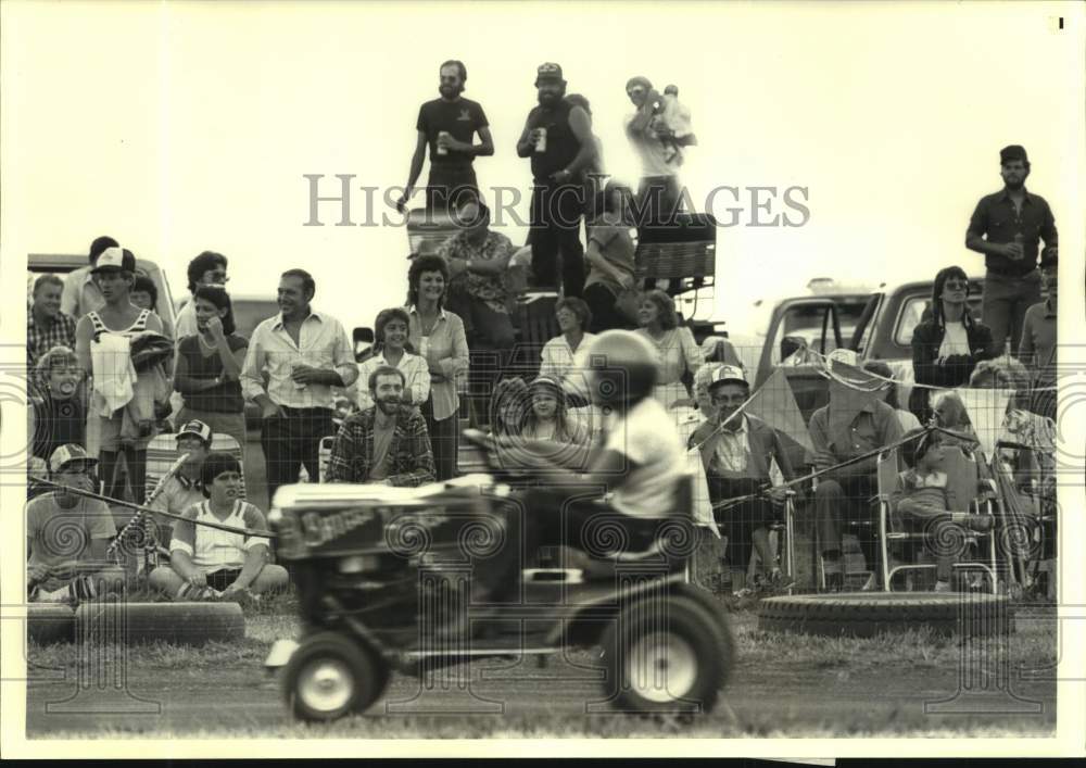 1986 Press Photo Spectators watch lawn mower racers in