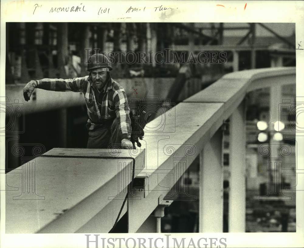 1986 Press Photo Percy Lavigne, Metropolitan Erection Company building monorail - Historic Images