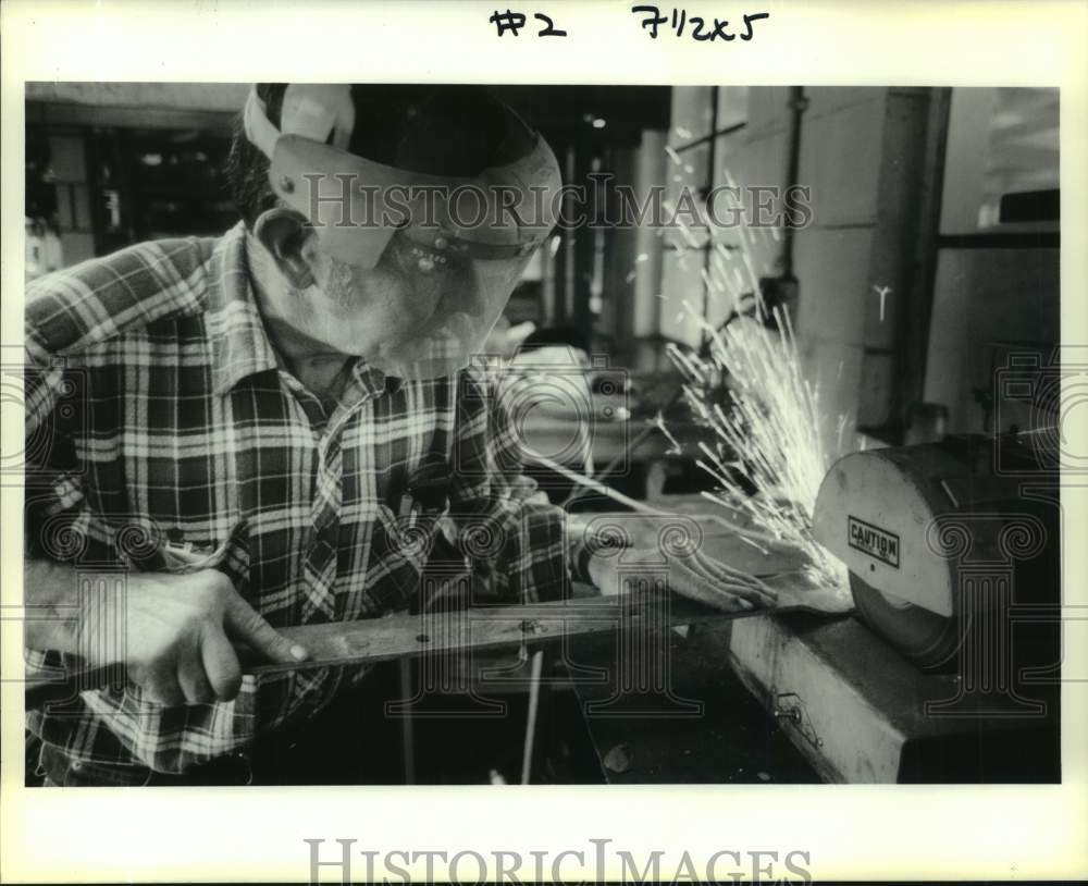 1990 Press Photo Lawn Mowers-Nolan Southerland shows how to sharpen blades. - Historic Images