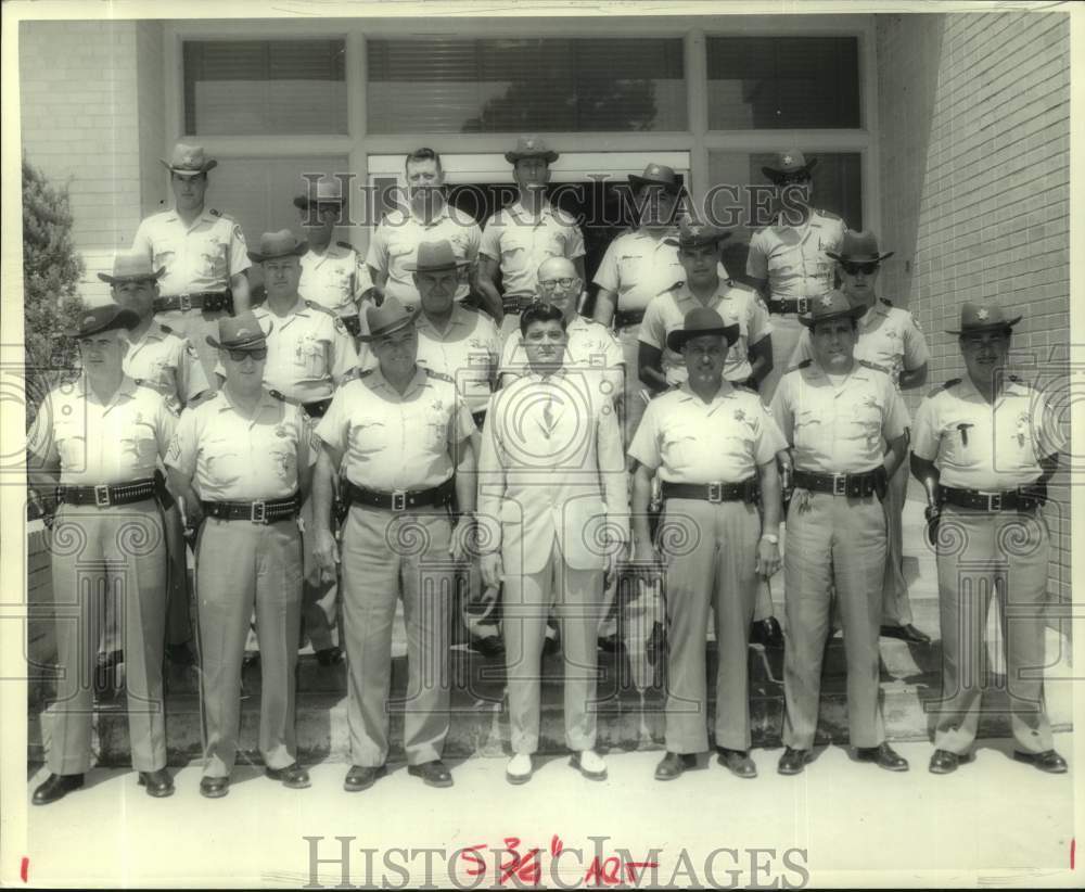 1988 Press Photo Salvador Lentini &amp; entire Police department in late 1960&#39;s. - Historic Images