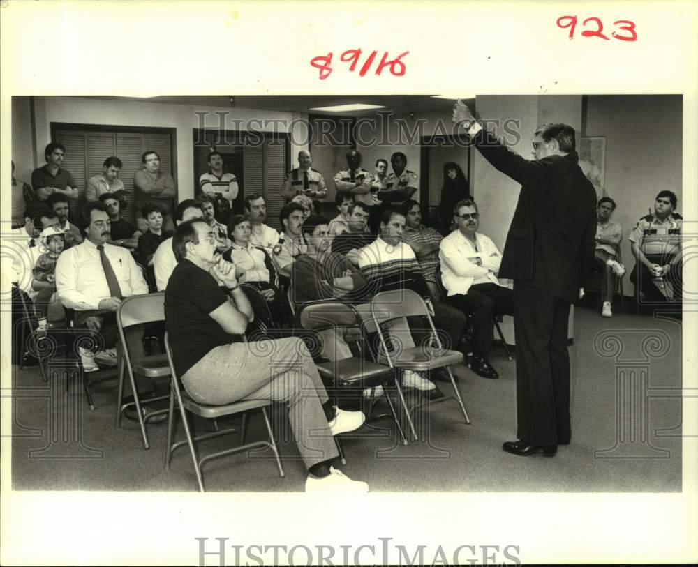 1988 Press Photo Chief Sal Lentini leading a Kenner police department meeting. - Historic Images