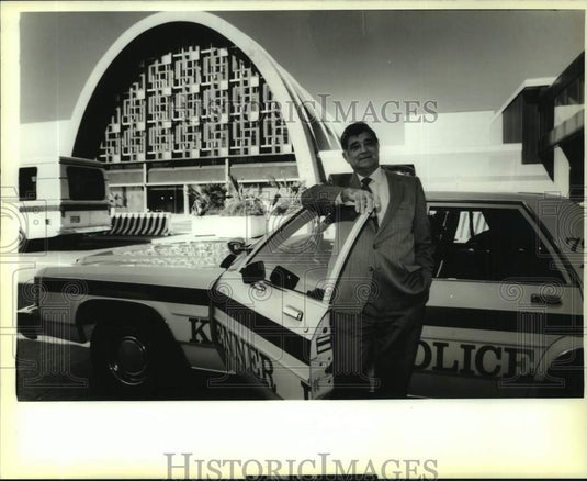 1989 Press Photo Kenner Police Chief Sal Lentini in front of New Orleans Airport - Historic Images
