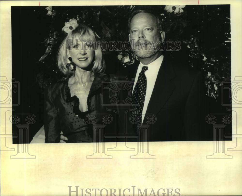 1994 Press Photo Susan and Mark Kappelman attending Christmas party - Historic Images