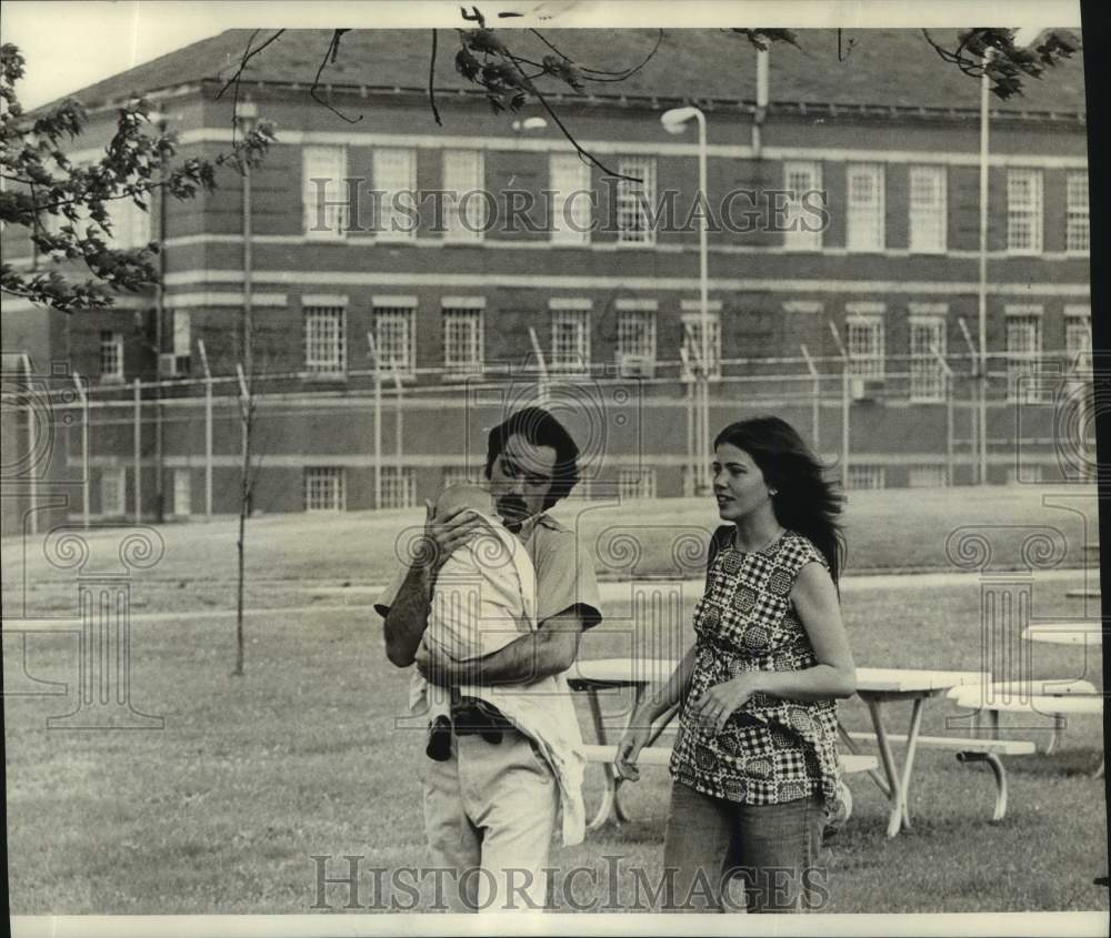 1974 Press Photo Russ Karnap & family outside the Federal Youth Camp, Kentucky-Historic Images