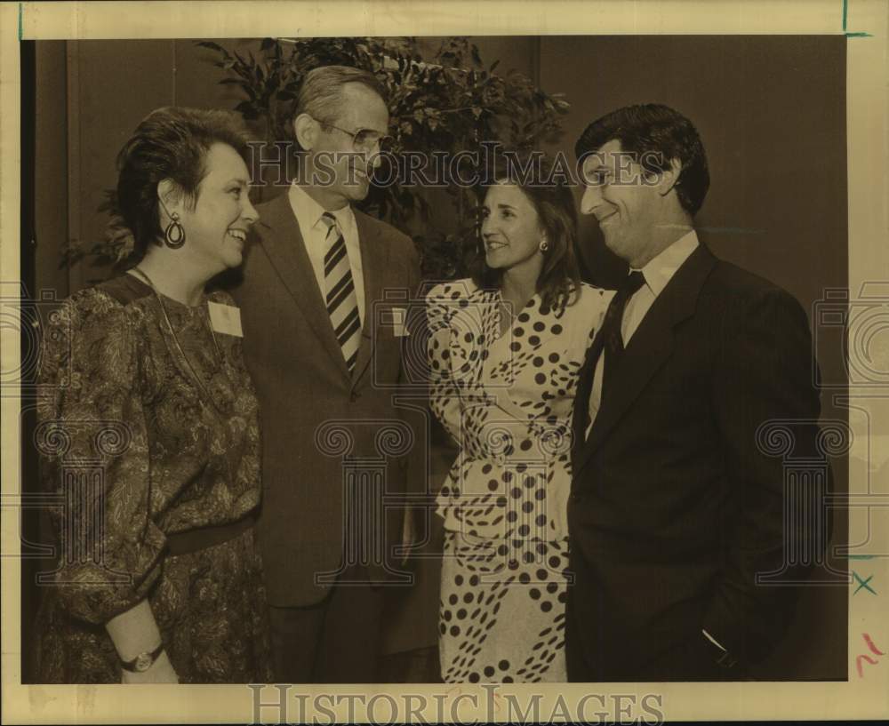 1988 Press Photo Sue and Frank Keevers et al during seminar at Georgetown - Historic Images