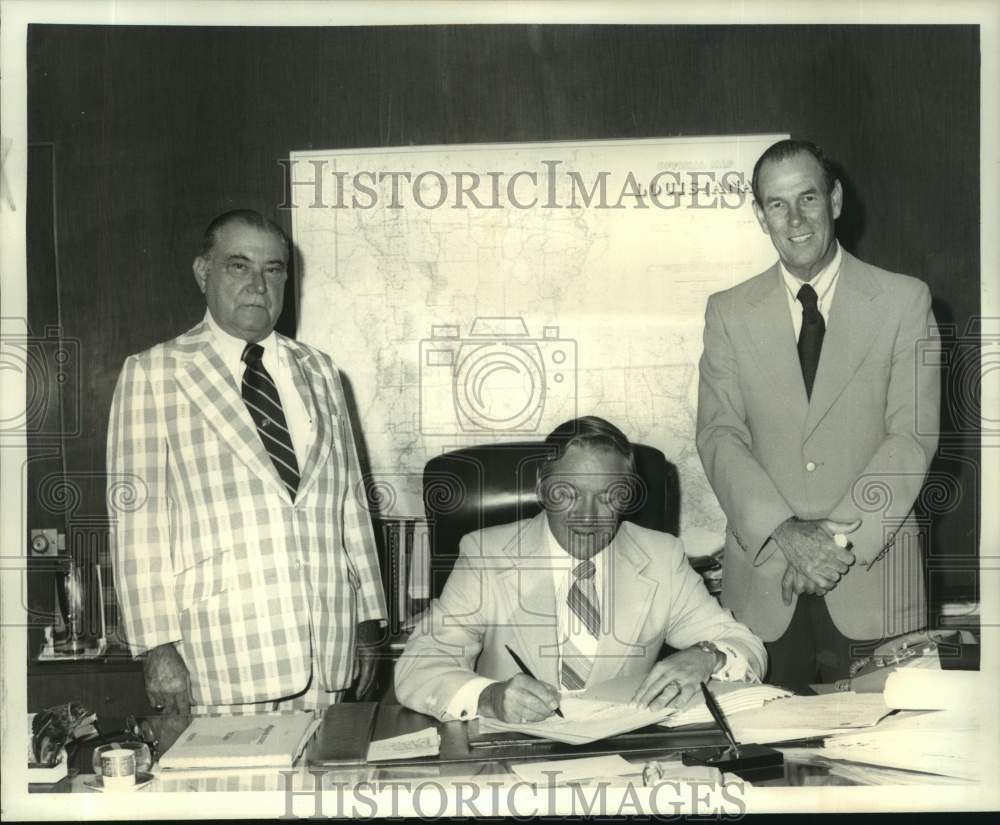 1976 Contract signing to bring steel ferry landing barges - Historic Images