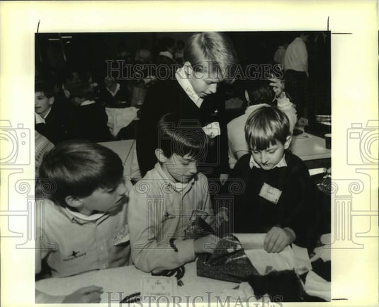 1989 Press Photo James Ezill opens a gift given to him by the other children - Historic Images