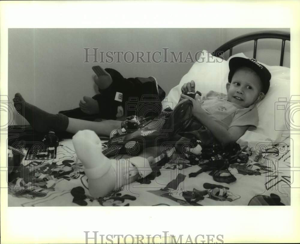 1992 Press Photo Devin Larence in his room in Algiers after children&#39;s hospital - Historic Images