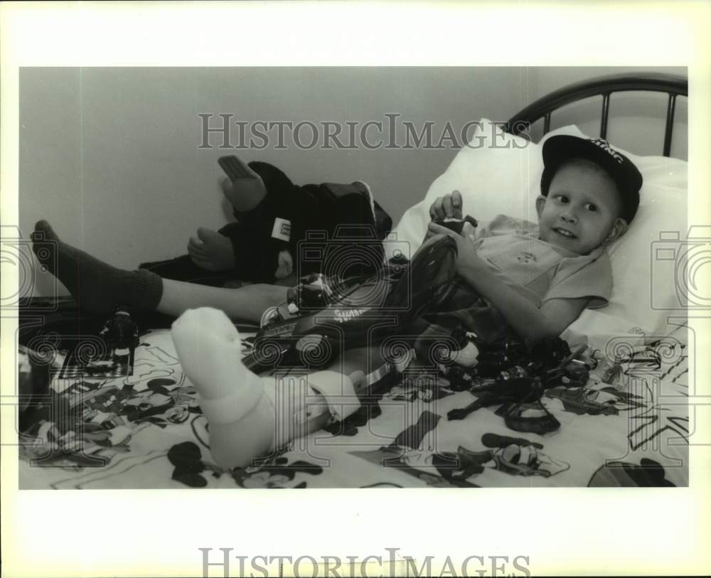 1992 Press Photo Devin Larence in his room in Algiers after children's hospital - Historic Images