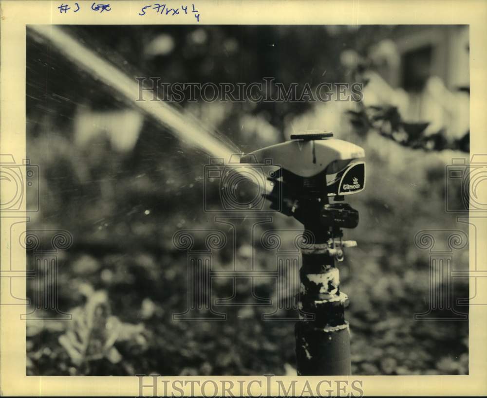 1990 Press Photo Lawn sprinkler: pulsating head - real estate - Historic Images