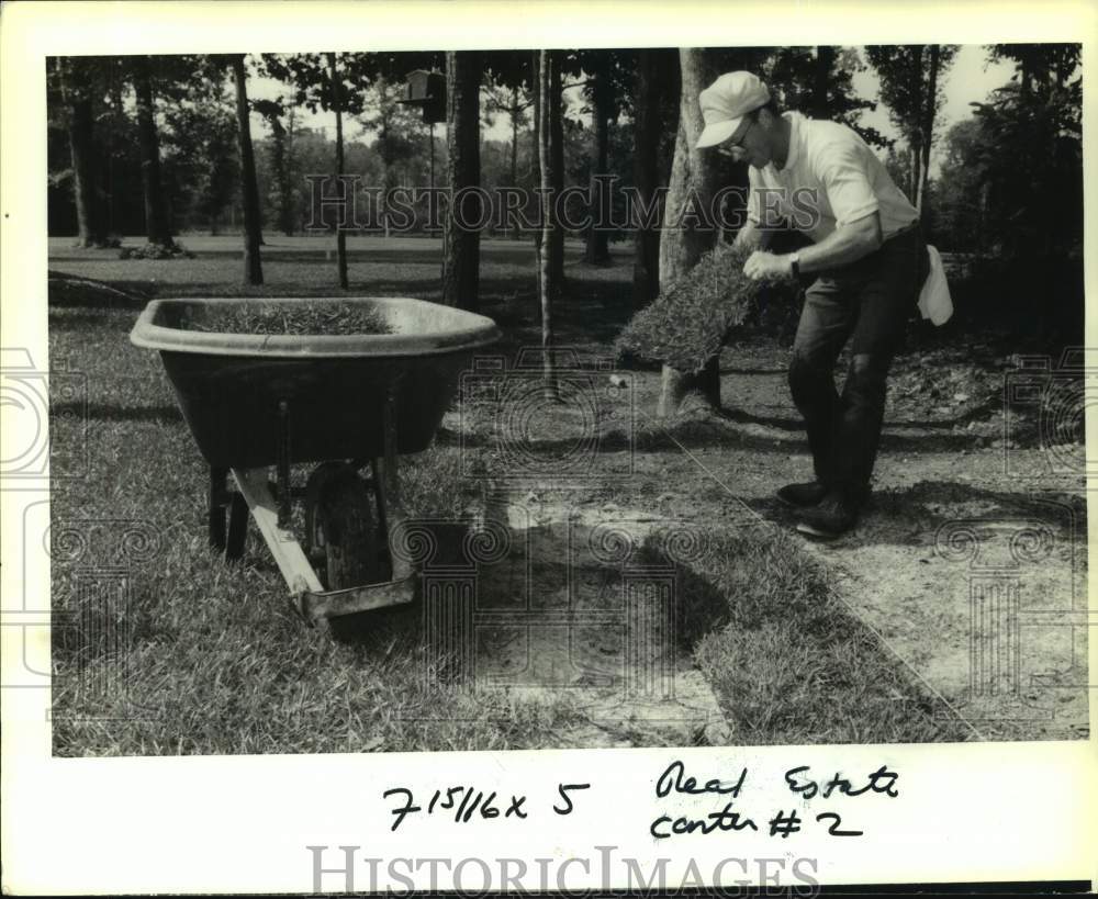 1990 Press Photo Mandeville-Landscape contractor Charlie Jones, installs sod - Historic Images