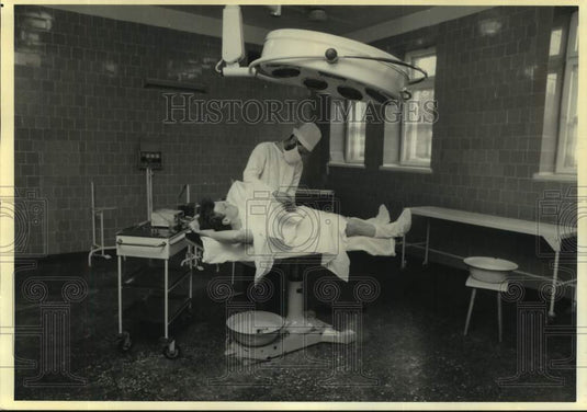 1992 Press Photo Dr. Uses only laparoscope-Vladimir, Russia's Red Cross Hospital - Historic Images