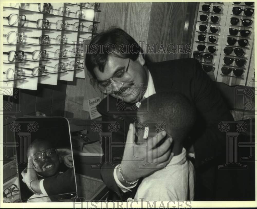 1988 Press Photo Lens Crafters- Ophthalmology clinic for Children - Historic Images