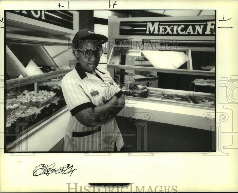 1990 Press Photo Michele Lazard, employee of Wendy&#39;s &amp; a minimum wage earner - Historic Images