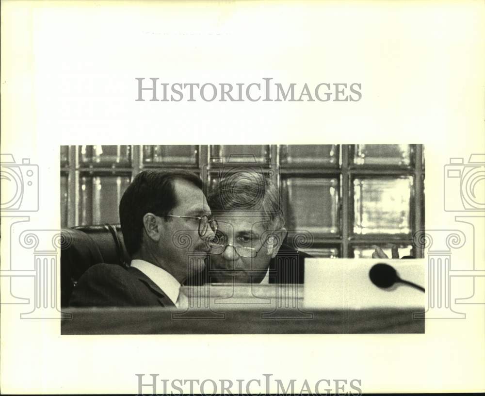 1988 Press Photo Councilmen James Lawson and Lloyd Guardina speak during meeting - Historic Images