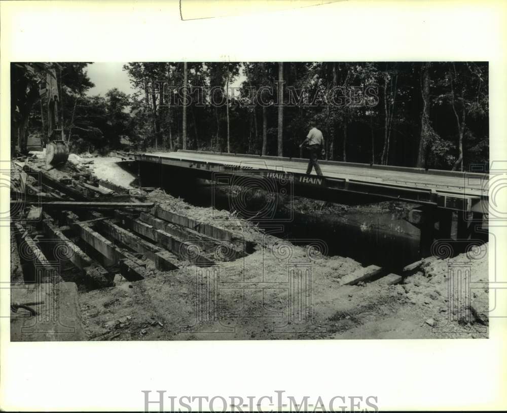 1990 Press Photo Johnny Brandt walks across bridge on Lavinghouse Road - Historic Images