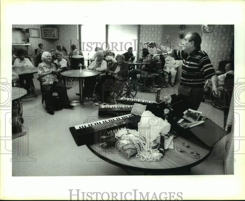 1993 Press Photo Vince Lavoy brings keyboards and presents for the residents - Historic Images