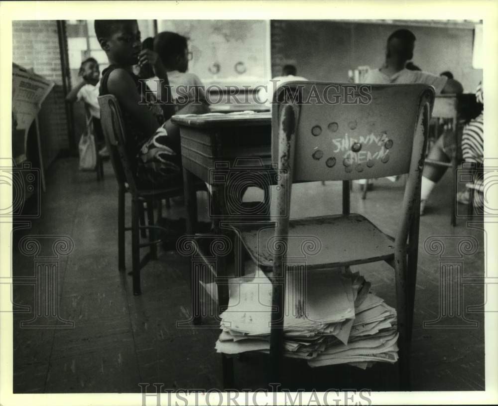 1992 Press Photo Beat-up chair at the Lawless School - Historic Images