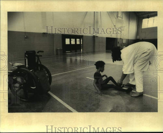 1994 Press Photo Gwendolyn Tanner puts on Iraione Leblanc's tap shoes - Historic Images