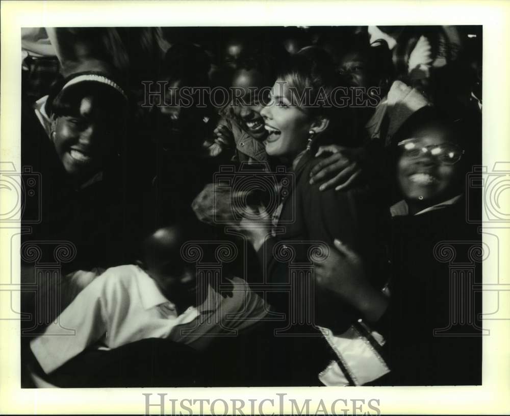 1996 Press Photo Miss USA Ali Landry clowns with students of M.H. Nelson School - Historic Images