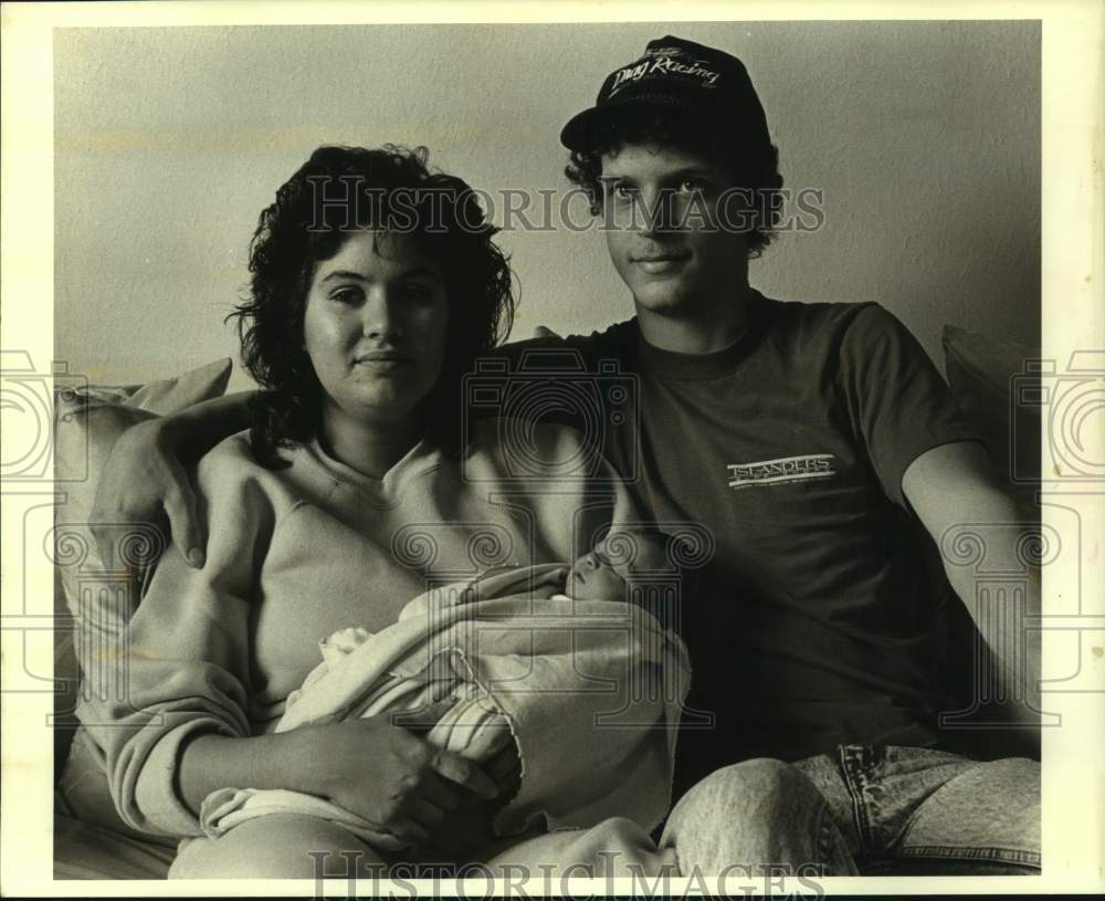 1989 Press Photo Katherine Layacano with husband Barry &amp; new year baby Barry Jr. - Historic Images