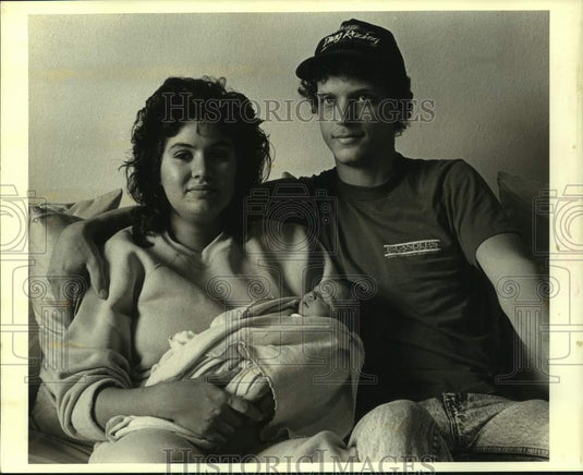 1989 Press Photo Katherine Layacano with husband Barry & new year baby Barry Jr. - Historic Images