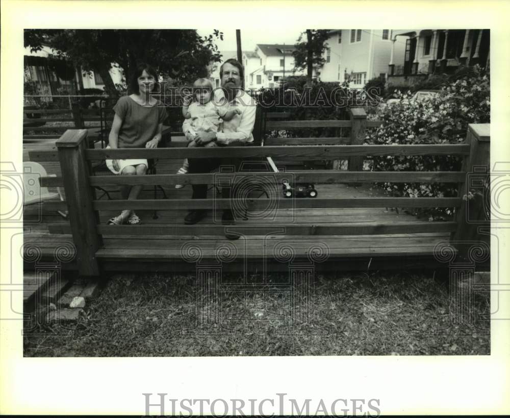 1992 Press Photo Lead poisoning - Kate Irwin, parents  Kathi & Lou on their deck - Historic Images