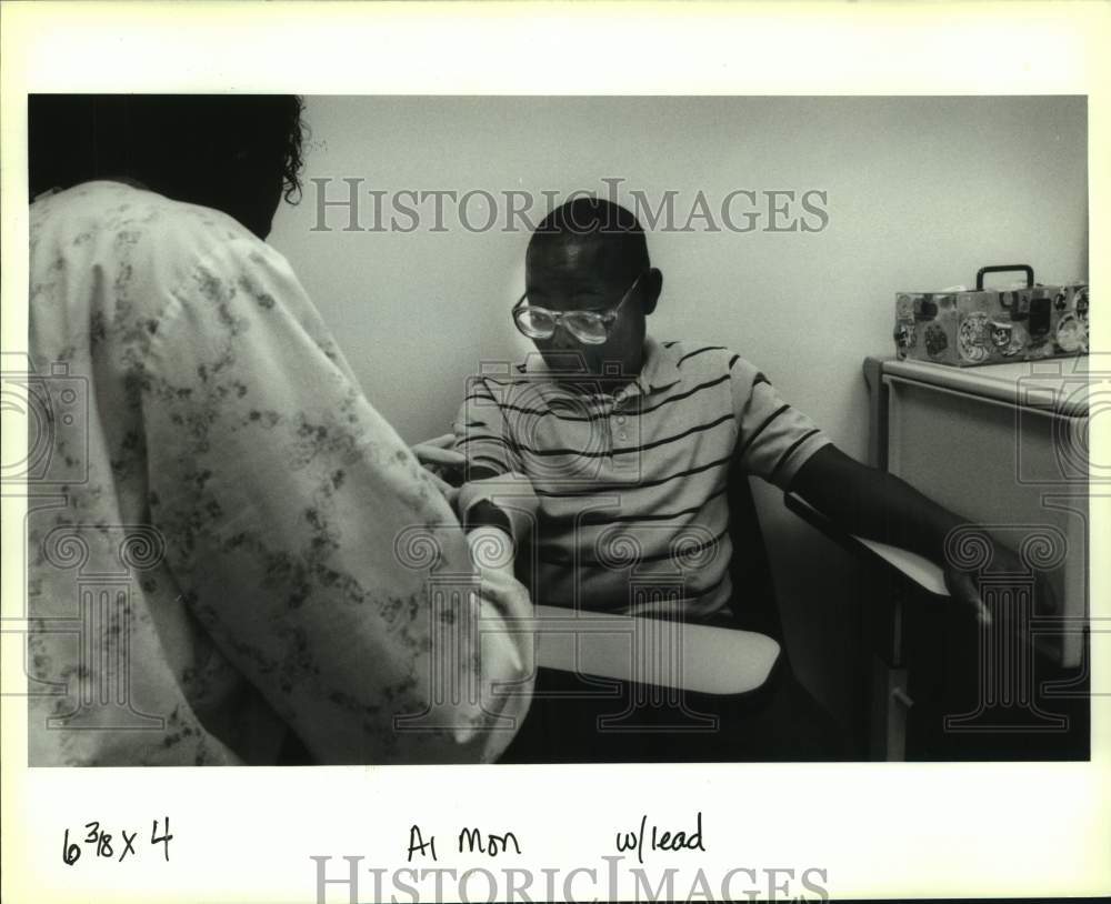 1992 Press Photo New Orleans-Ray Spells has blood tested for lead poisoning - Historic Images