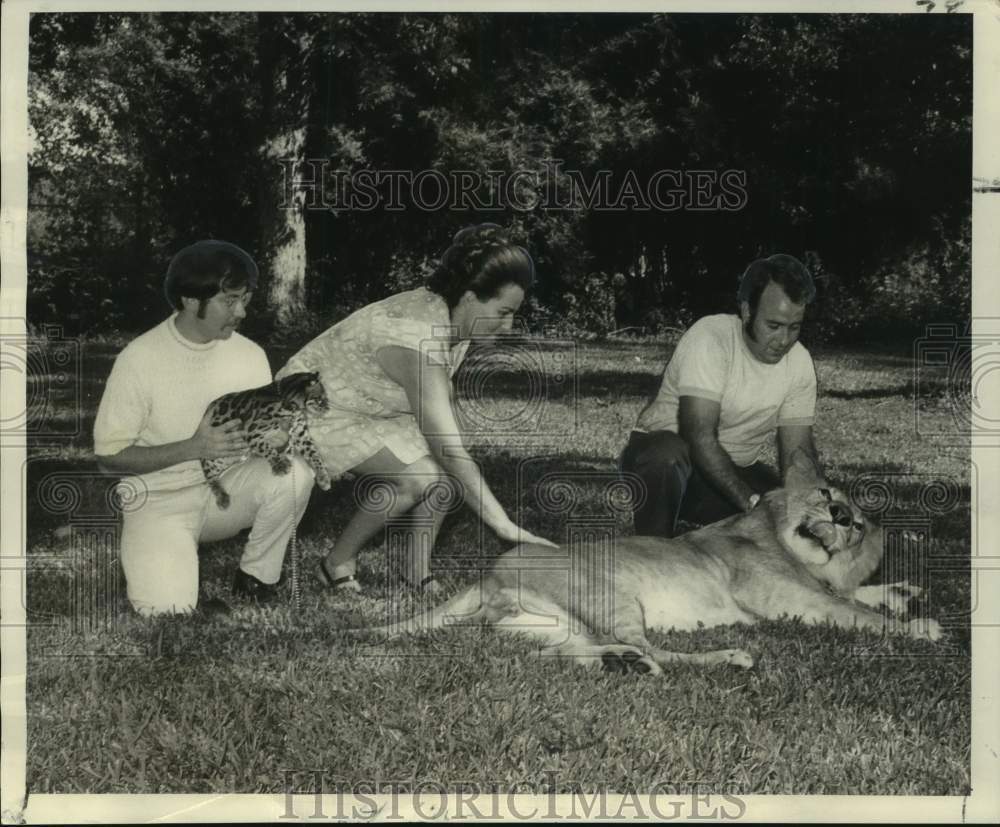 1969 Press Photo Members of the Ocelot Club with their exotic animals.-Historic Images