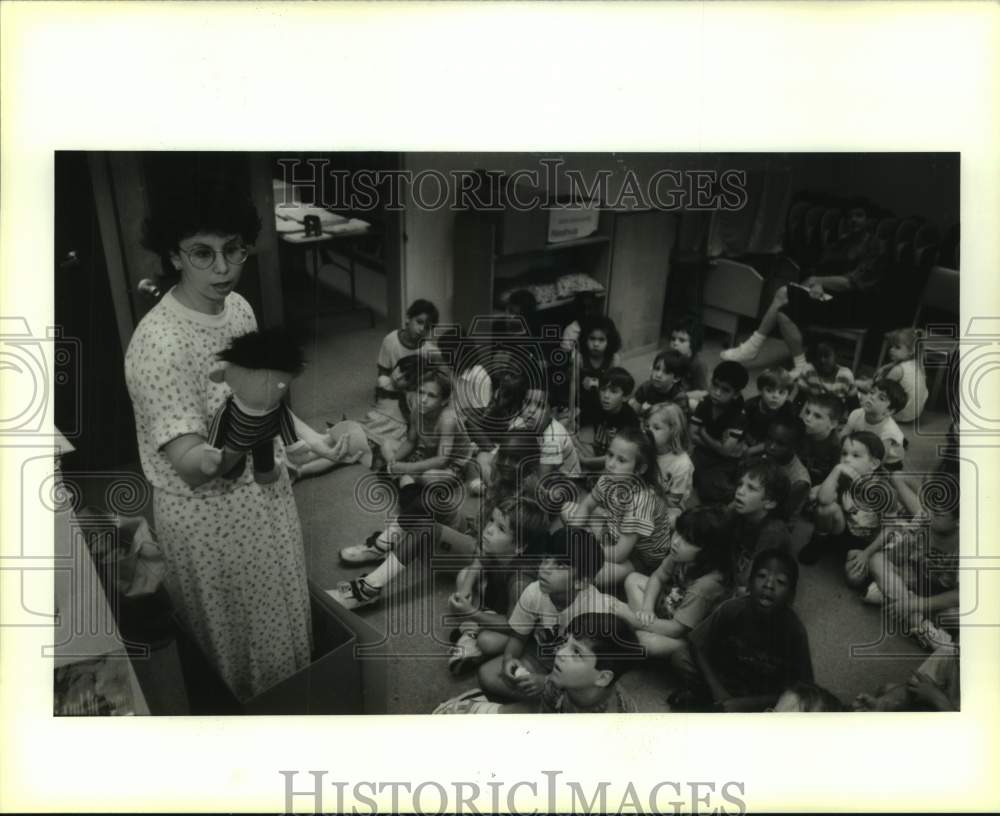 1993 Press Photo Angela LeBlanc tell story to kids at Jefferson Parish Library - Historic Images