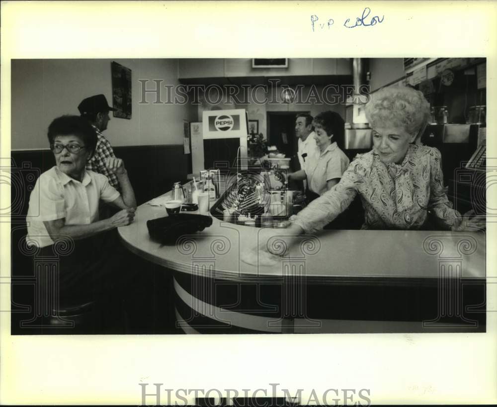 1988 Press Photo Dot LeBlanc, owner of Dot&#39;s Snack Bar in Morgan City - Historic Images