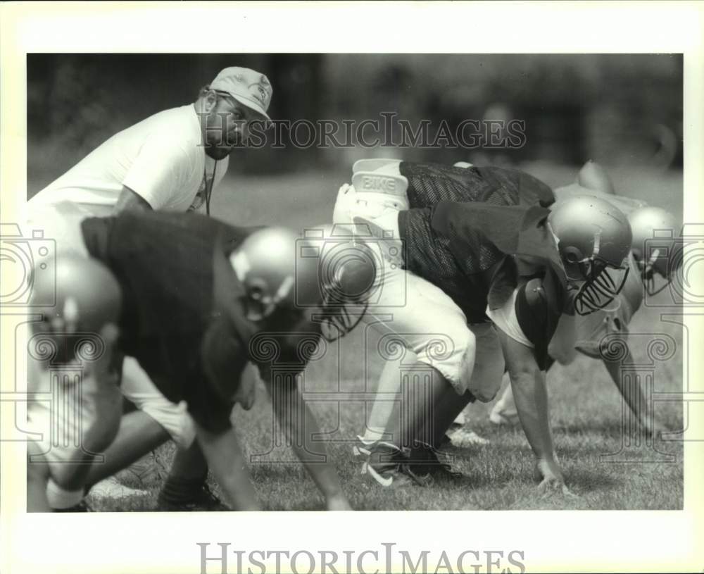 1993 Press Photo Football coach Mark Terrebonne of Higgins High with players - Historic Images