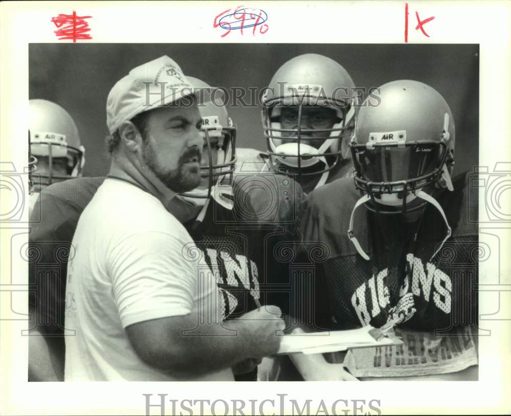 1993 Press Photo Football coach Mark Terrebonne of Higgins High with players - Historic Images