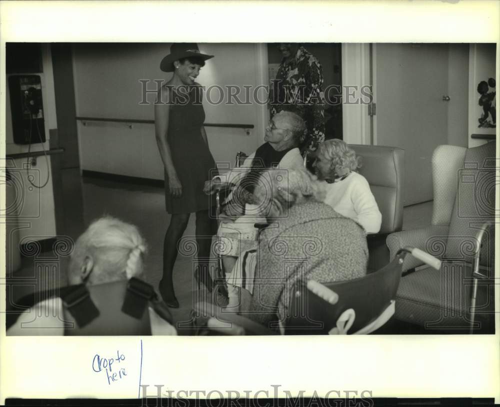 Press Photo Florenc LARue visits Lafon Methodist nursing home in New Orleans - Historic Images